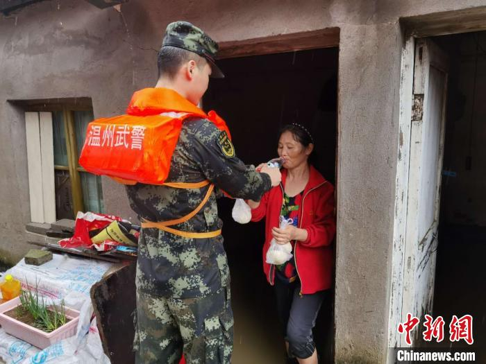 温州市永嘉县黄田村部分居民被困家中，武警温州支队组织官兵为生活困难的农户和独居老人送上食品和饮用水。武警温州支队供图