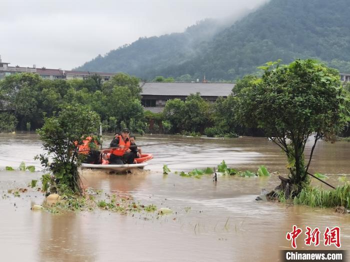 “黑格比”突袭浙江永康 金华武警紧急驰援解救受灾群众