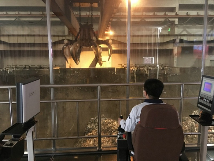 北京市朝阳循环经济产业园内，工作人员在操作垃圾抓斗