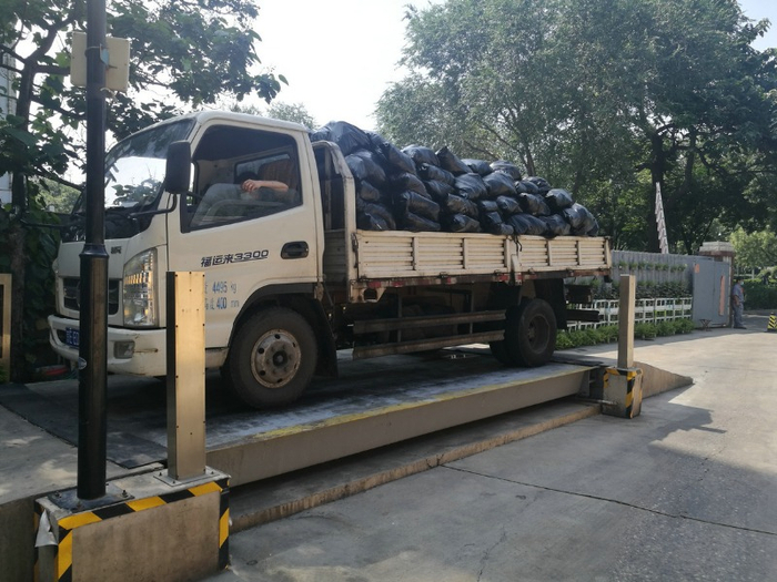 拉到板井路中转站的垃圾先要过秤