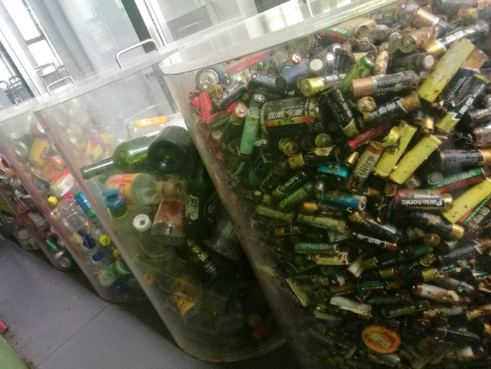 板井路中转站里分拣出来的可回收垃圾和有害垃圾