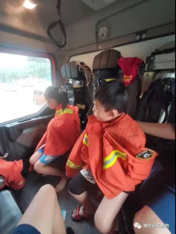 潍坊暴雨，多地人员车辆被困 消防共接到54起救援警情