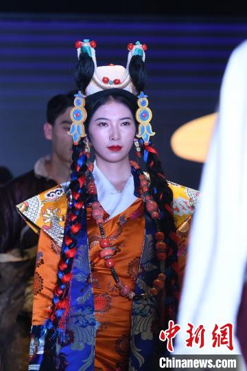 图为藏族服饰文化展示。　潘彬彬 摄