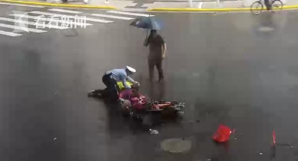 台风天骑车老人被撞无法动弹 辅警上前一步脱下雨衣……