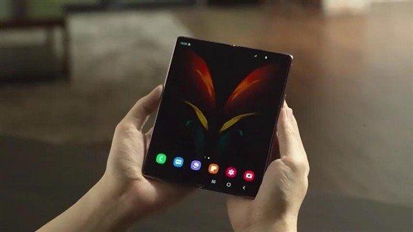 三星Galaxy Z Fold 2上手视频曝光：内外屏尺寸增大、取消刘海，还有隐秘设计