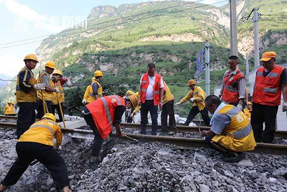 视频｜成昆铁路岩崩地质灾害区段已抢通 恢复货运列车