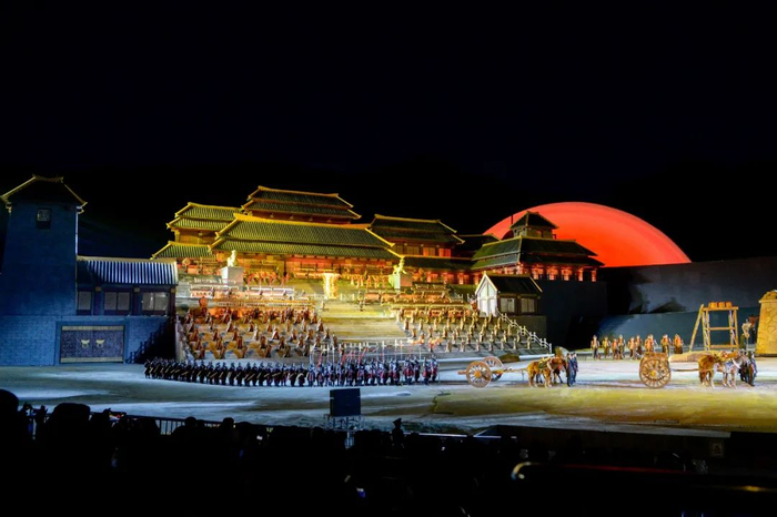 大型实景神话音乐剧《昆仑之约》在乌鲁木齐上演  丁磊/摄