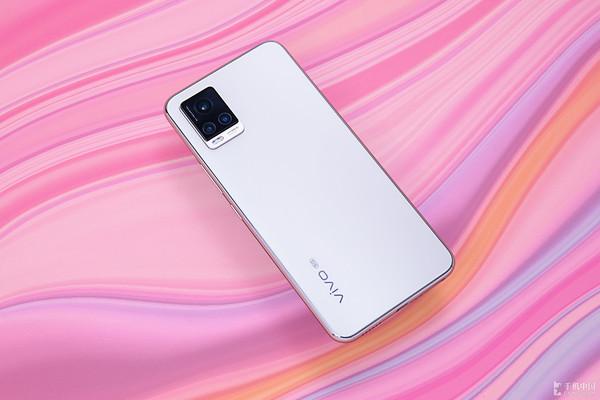 轻薄有型 自拍出色！适合年轻人的vivo S7终于来了