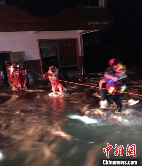 救援人员解救被困的孩子 程明星提供