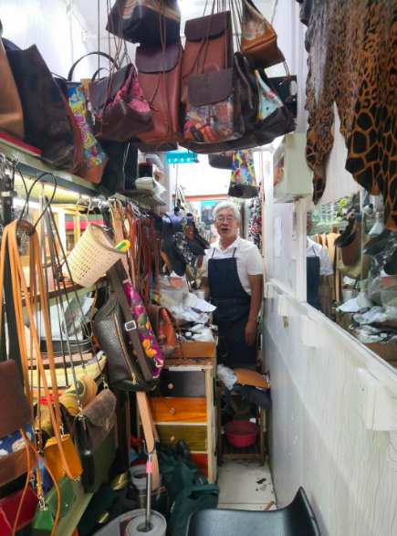 杨梅竹斜街只有大约五平米的小店“简约皮坊“