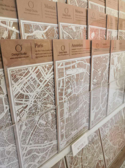 杨梅竹斜街小店售卖的纸雕地图