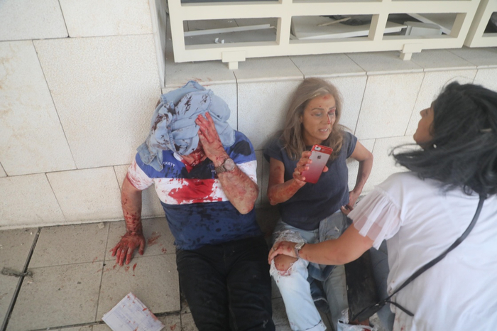  8月4日，在黎巴嫩首都贝鲁特，民众在爆炸中受伤。新华社 图