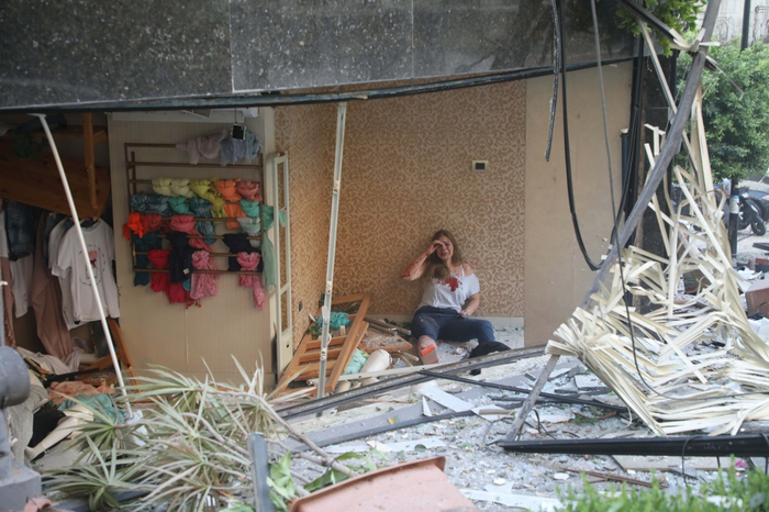  8月4日，在黎巴嫩首都贝鲁特，一名受伤的女子在受损的房屋中哭泣。 新华社&nbsp; 图