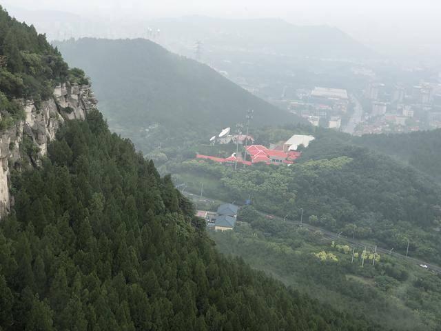 走上山一片清幽地，走下山满城烟火气，这是济南人都知道的佛慧山