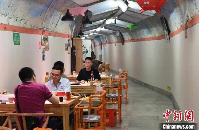 图为市民在防空洞火锅馆内吃火锅消暑。　周毅 摄