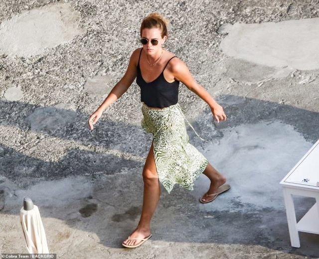 30岁艾玛·沃特森意大利度假，和友人戏水，享受阳光浴秀平坦小腹