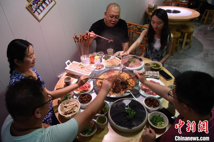 图为市民在防空洞火锅馆内吃火锅消暑。　周毅 摄