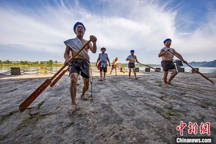 嘉陵江边，几名曾今的老纤夫在演示拉纤情景。　董宁 摄