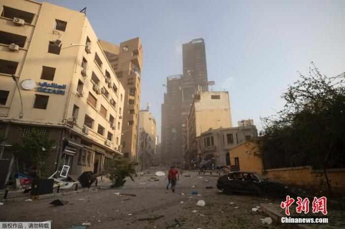 图为受到爆炸影响的楼已经发生倾斜。