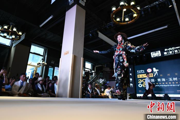 图为藏族服饰文化展示。　潘彬彬 摄