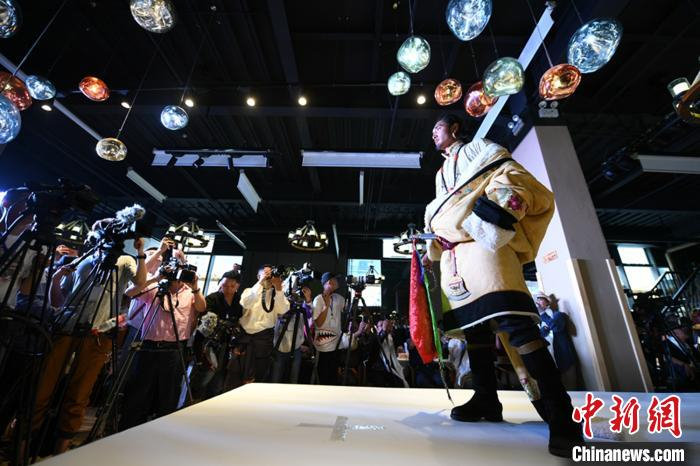 图为藏族服饰文化展示。　潘彬彬 摄