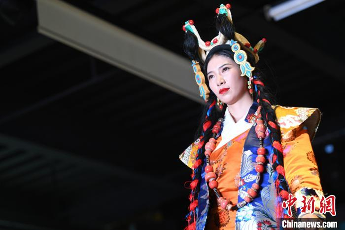 图为藏族服饰文化展示。　潘彬彬 摄