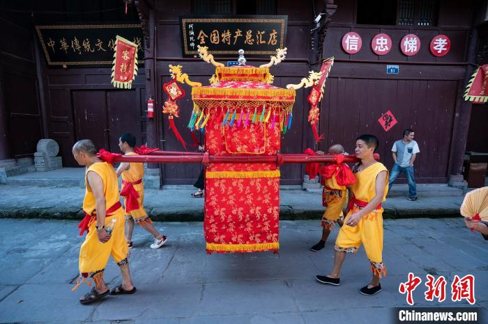 周子古镇上的传统婚俗表演。　多帕斯·乔治 摄