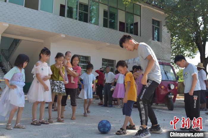 大学生志愿者为湖南衡东贫困学子开兴趣辅导班