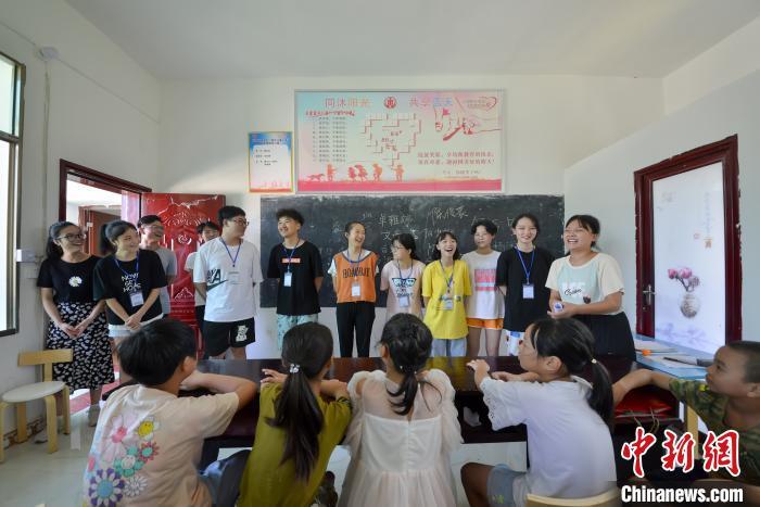 大学生志愿者为湖南衡东贫困学子开兴趣辅导班