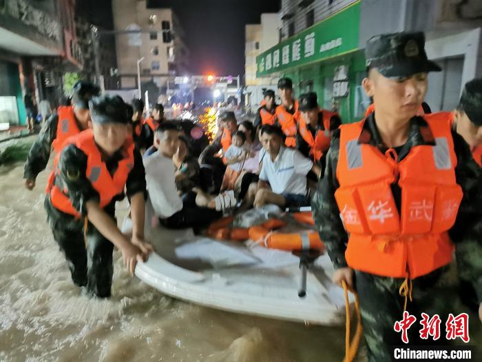 金华武警转移受困群众 余宁磊 摄