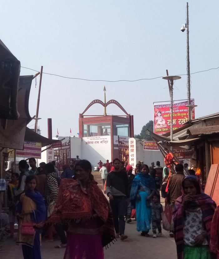 　　印度教信众认定的阿约提亚罗摩诞生地。我刚拍完这张图片，便衣警察就冲了过来，说此地不准拍照。 本文图片均为作者供图