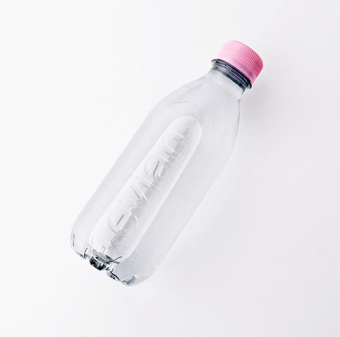 依云推出首款“百分百”可回收的矿泉水瓶，连标签都不用了