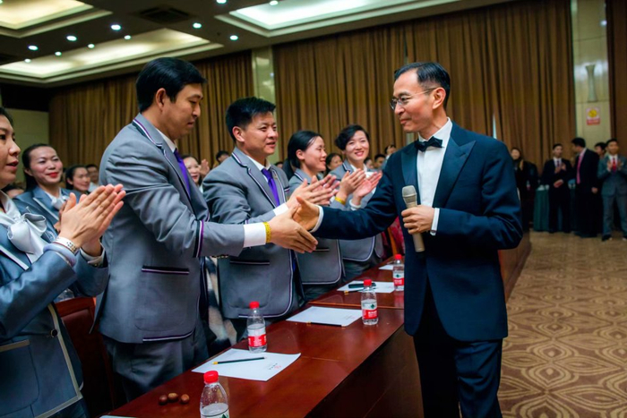 “拜师会”上，学员要穿统一式样的礼服，右为陈安之。&nbsp; 图片来自网络