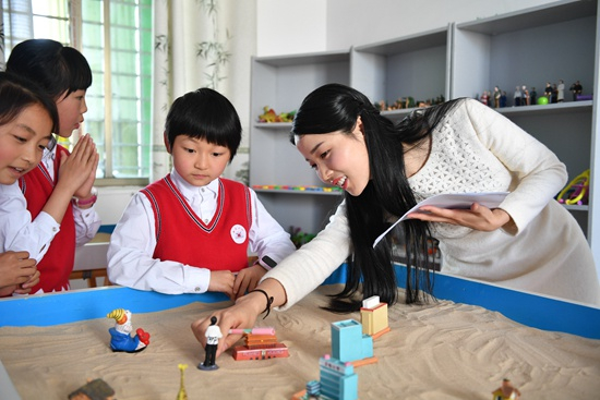 湖南省郴州市安仁县城关中心小学90后教师谭湘丽，在带领学生做心理测试游戏。新华社记者&nbsp;孟鼎博/摄（资料图片）