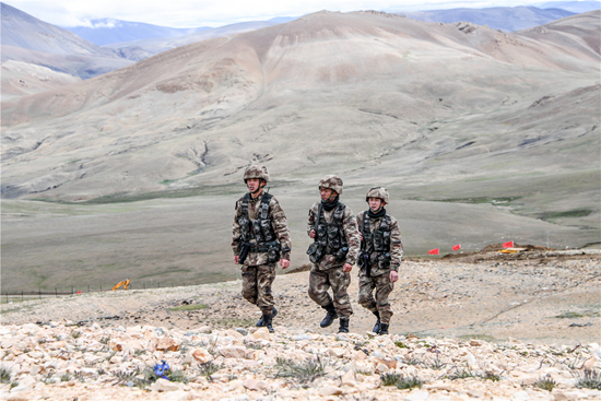 　　李存东（左一）带领战士在哨所周边巡查。