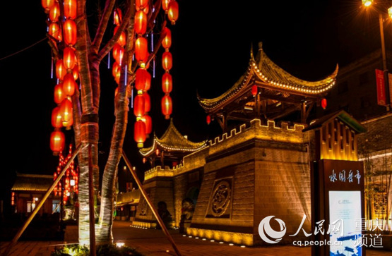 木洞河街夜景。冯亚宏摄
