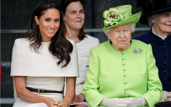 梅根（左）与英国女王的合影（英国《每日电讯报》网站）