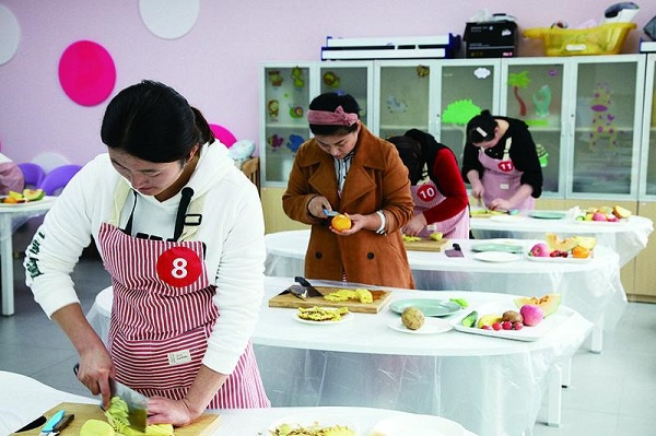 图说：在烹饪实训室里，学生们既要学做饭，更要掌握膳食营养搭配  来源/采访对象供图