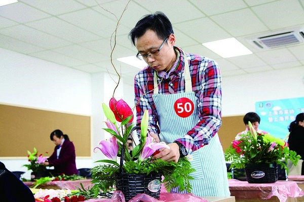 图说：学习插花技艺美化家庭环境，让家政服务更上一个层次  来源/采访对象供图