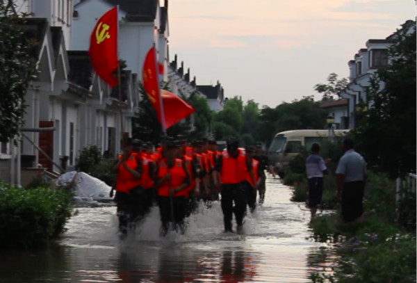图说：部队开赴一线。 杨嘉乐 摄