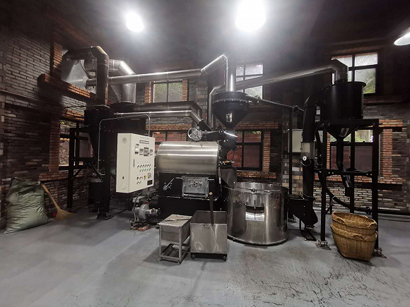 福山咖啡工厂内的炒咖啡机、烘焙机。图片来源：吴红芬/摄