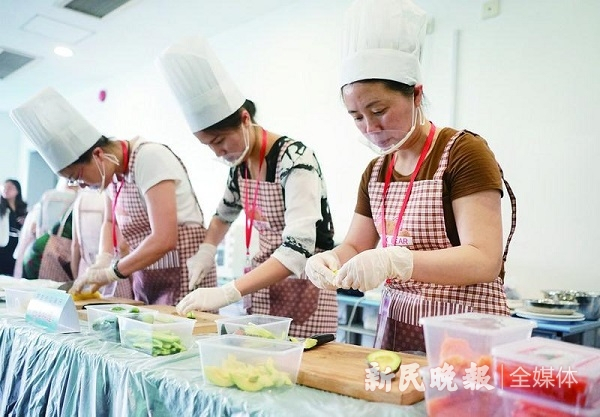 图说：上海开放大学家政服务专业学生展示所学技能 新民晚报记者 陈梦泽 摄