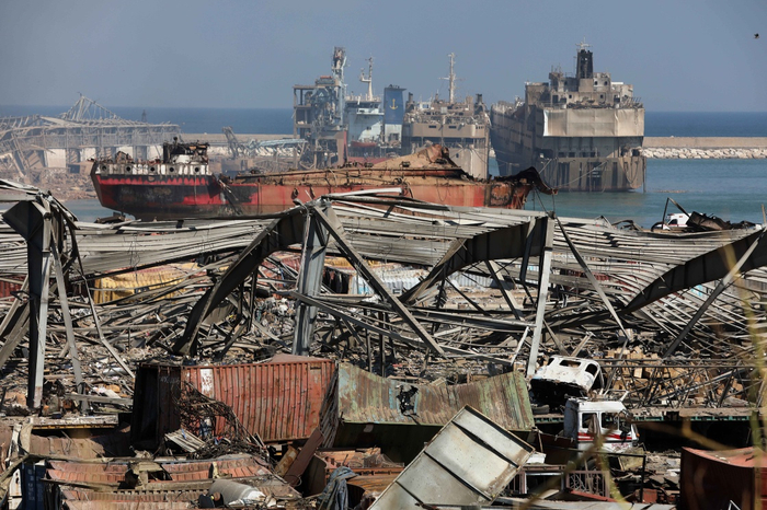 8月5日在黎巴嫩首都贝鲁特拍摄的爆炸过后的港口区景象。&nbsp;&nbsp;新华社 发（比拉尔·贾维希 摄）