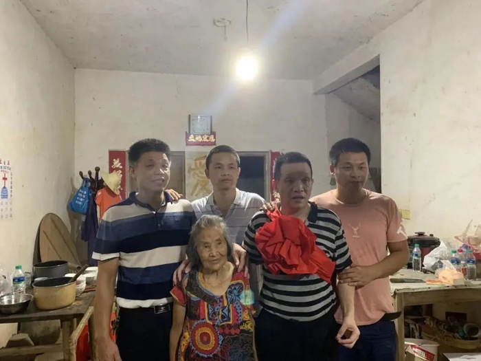 ▲8月4日，张玉环和家人的合影，从左至右依次为张玉环大哥、三弟、张玉环、二儿子张保刚，中间是他的母亲。新京报记者 张胜坡 摄