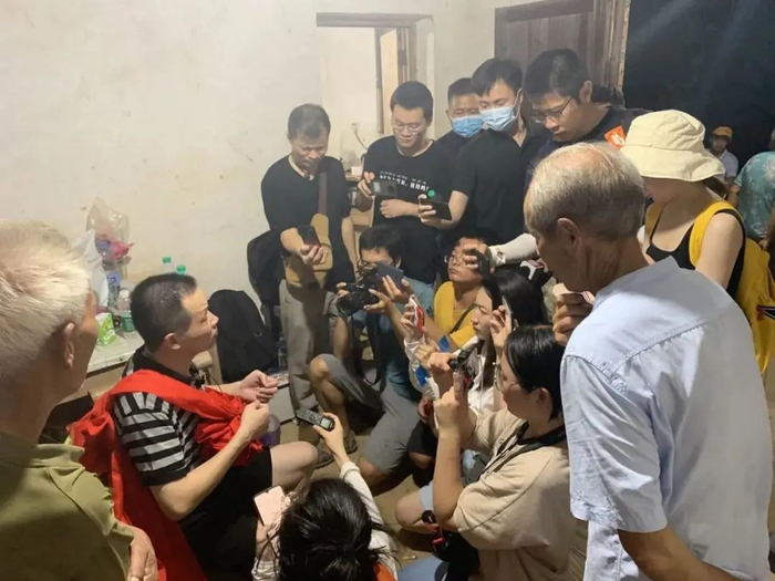 ▲8月4日，张玉环在接受媒体群访。新京报记者 张胜坡 摄