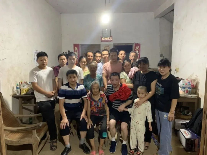 ▲8月4日，晚上，人潮逐渐散去后，张玉环家属让记者给他们拍了一张全家福。宋小女因住院，和大儿子未能到场。新京报记者 张胜坡 摄