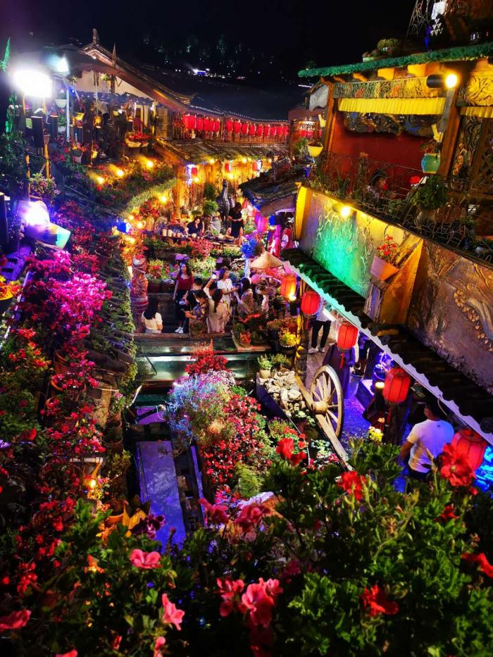 大研古城内热闹非凡的餐饮 文静摄