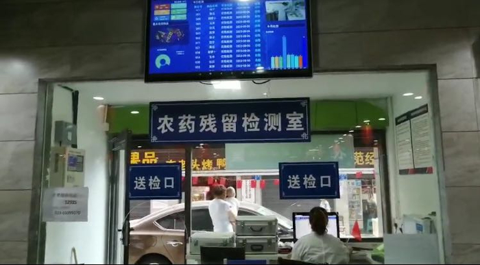农贸市场还还专门设置了农药残留检验室。周小平 摄