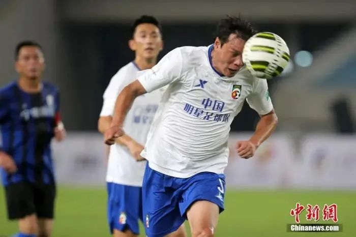 资料图：2016中国明星足球队迎奥运公益巡回赛在南京奥体中心开赛，图为前国脚范志毅顶球突破。中新社记者 泱波 摄