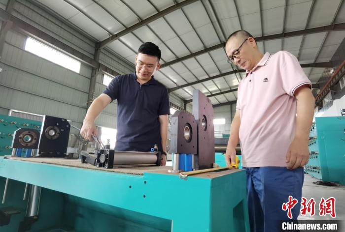 “矿二代”转型“创二代”开起公司 单菁菁 摄